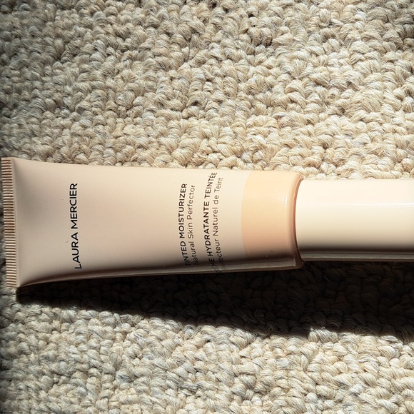 Laura Mercier tinted moistutizer - Picture 1 of 2